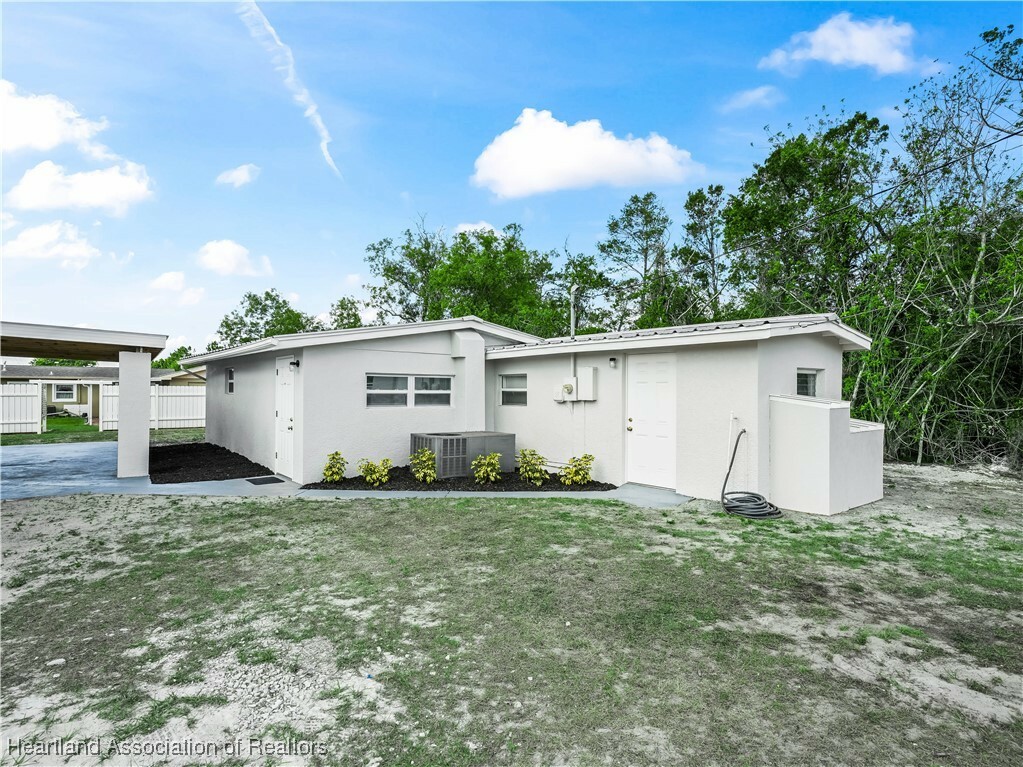 Property Photo: 1802 E Claradge Avenue FL 33825