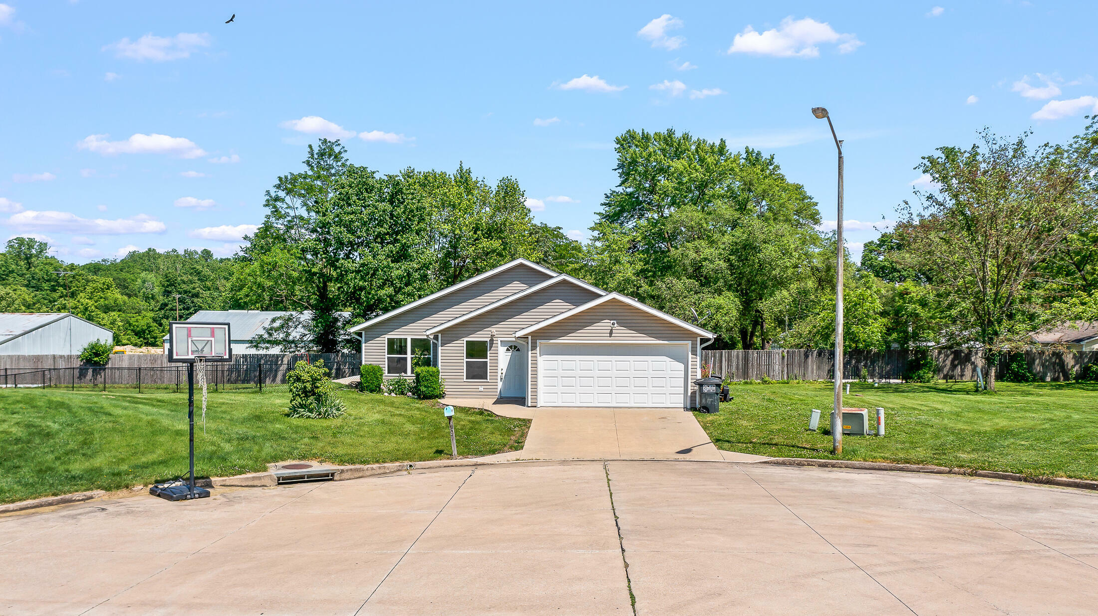 Property Photo: 707 Woodhill Avenue MO 65251