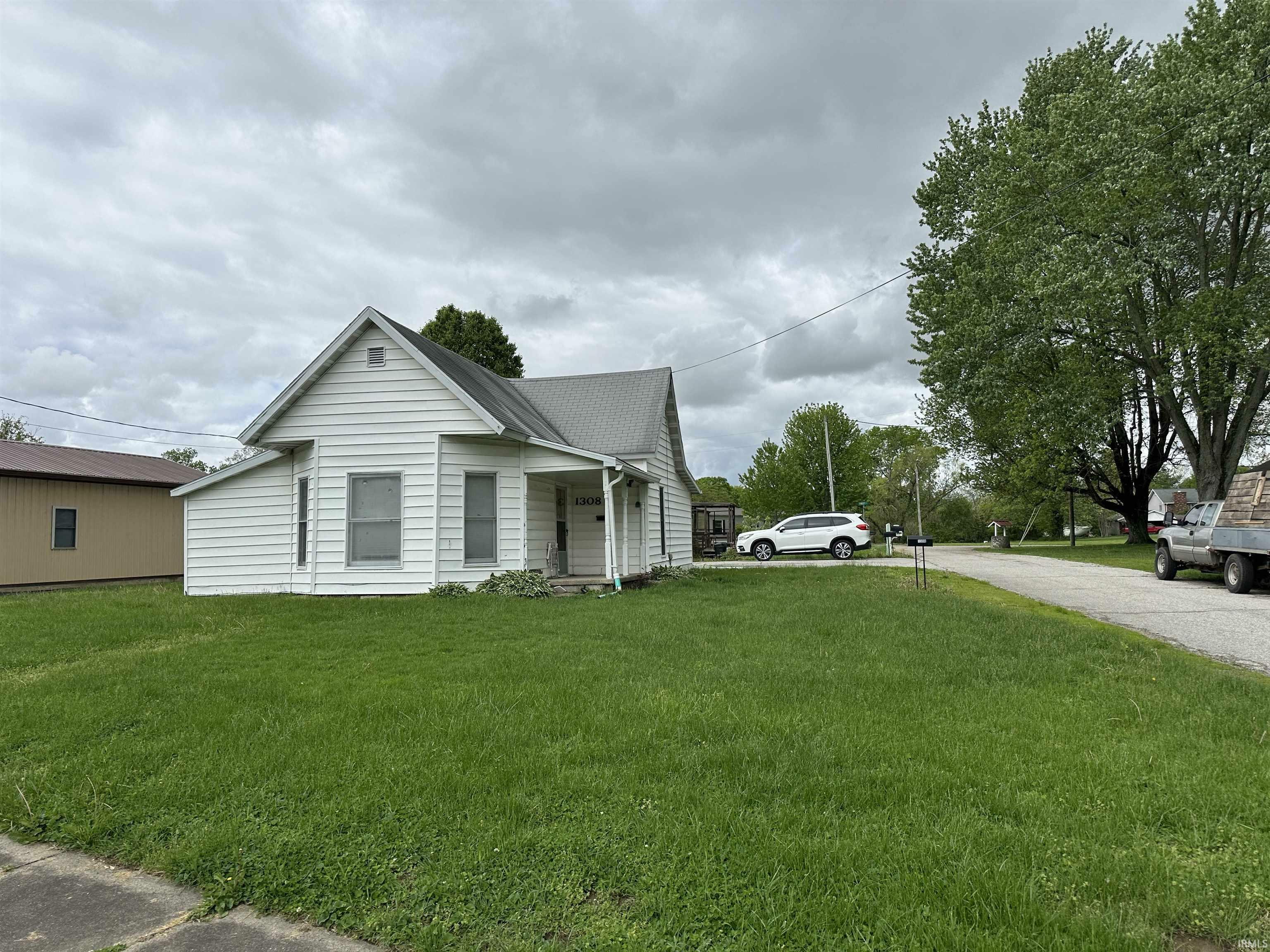 Property Photo: 1308 S Seminary Street IN 47424