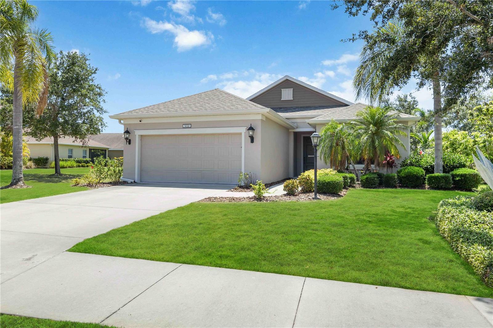 Property Photo: 5020 Torrey Pines Run FL 34211