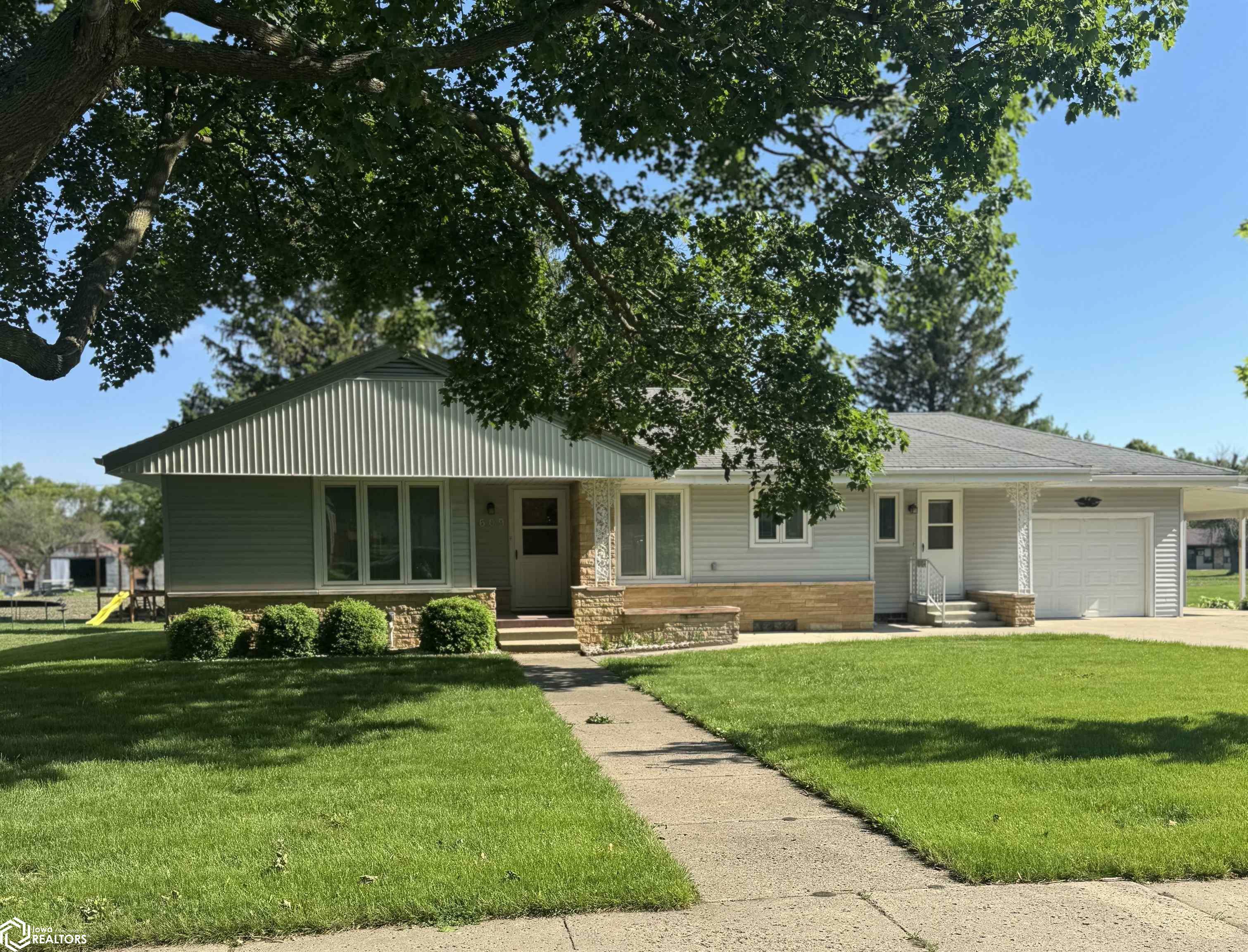Property Photo: 609 E Maple Street IA 50122