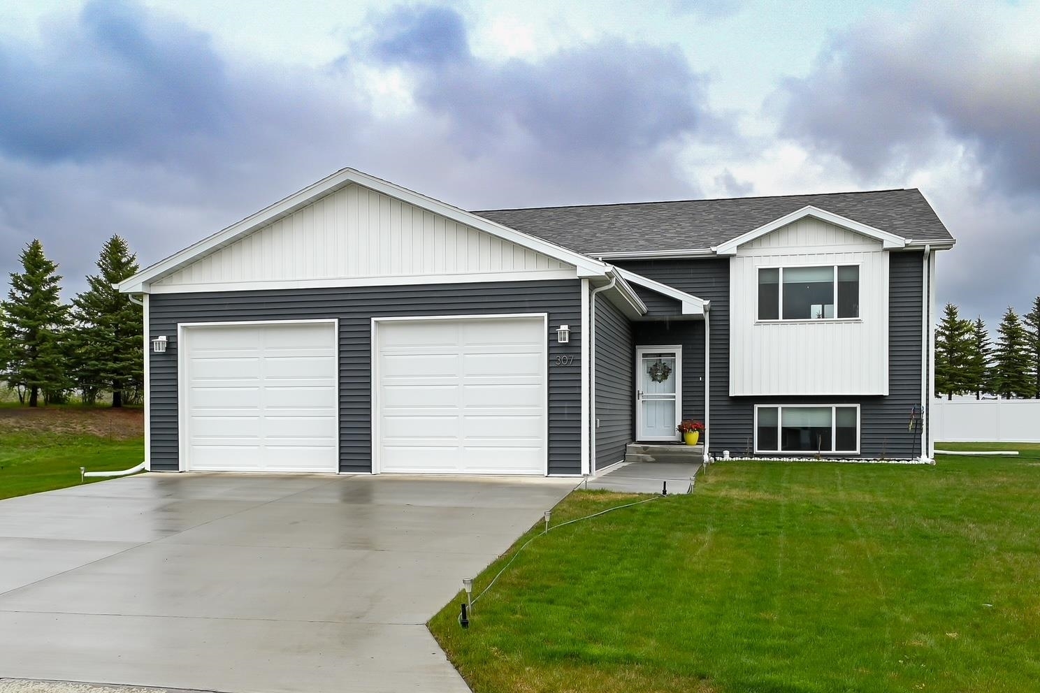 Property Photo:  307 7th Ave SW  ND 58785 
