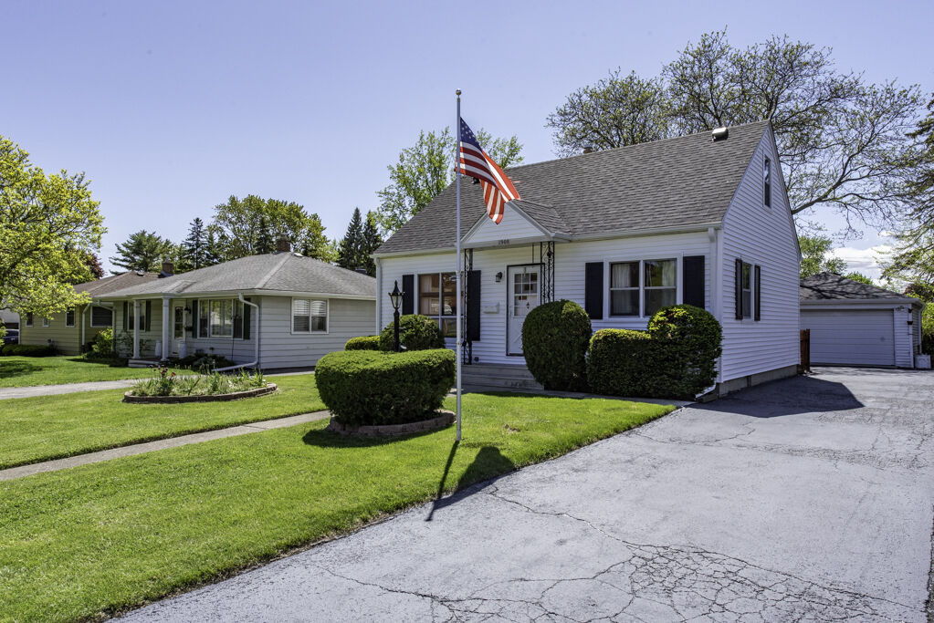 Property Photo:  1908 N Jackson Street  IL 60087 