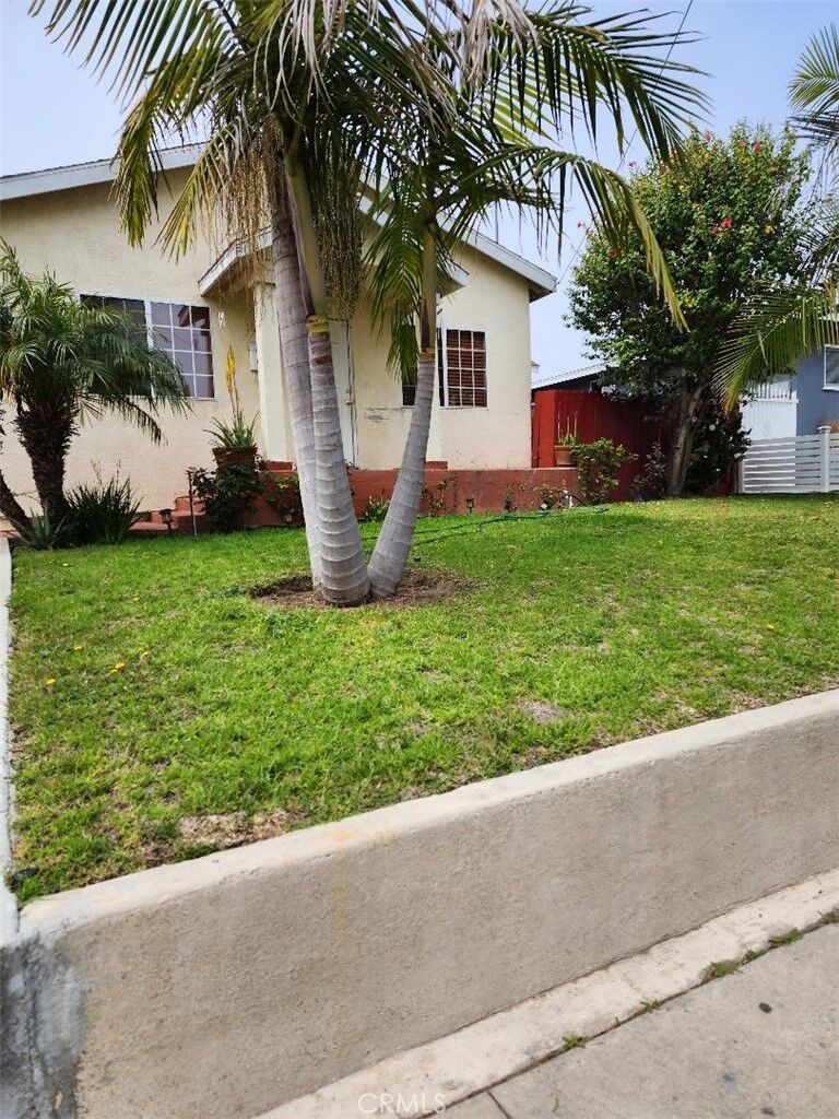 Property Photo:  1009 Walnut Street  CA 90301 