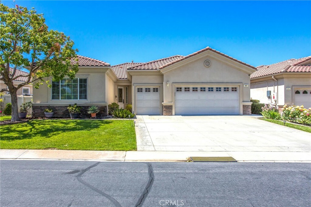 Property Photo: 967 Hidden Oaks CA 92223