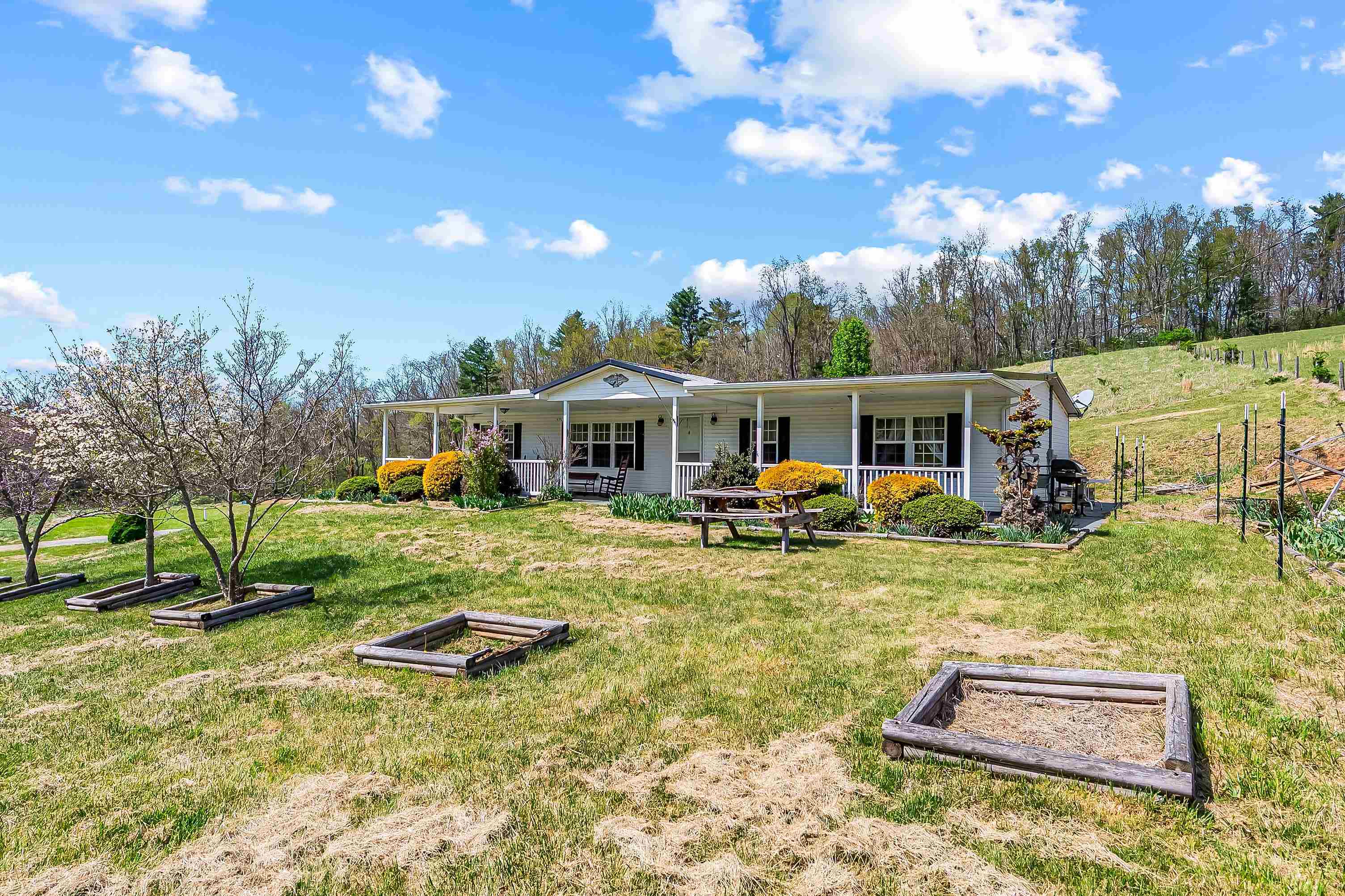 Property Photo:  615 Deerfield Lane NE  VA 24091 