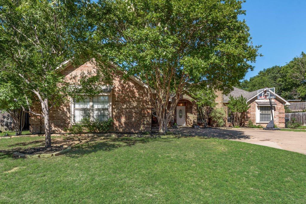 Property Photo: 7020 Live Oak Drive TX 76182