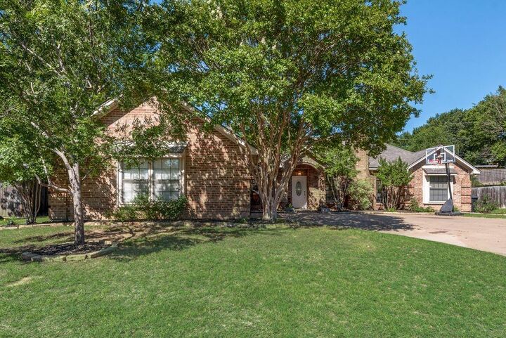 Property Photo: 7020 Live Oak Drive TX 76182