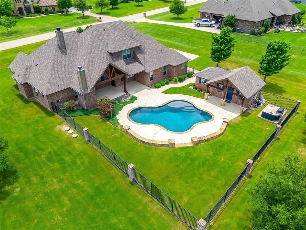 Property Photo:  160 Solano Circle  TX 76008 