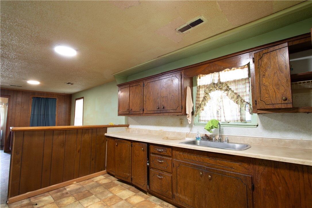 Property Photo: 1090 S Washington Avenue AR 72701