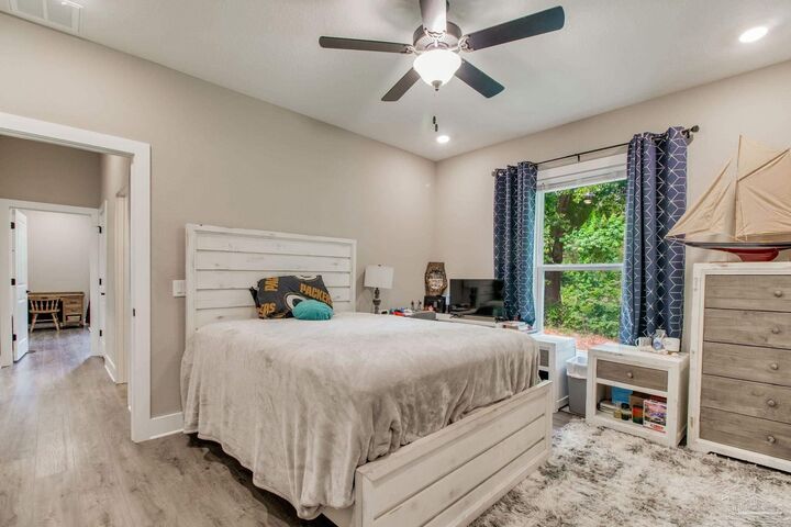 Property Photo: 1718 W 9 1/2 Mile Rd FL 32533