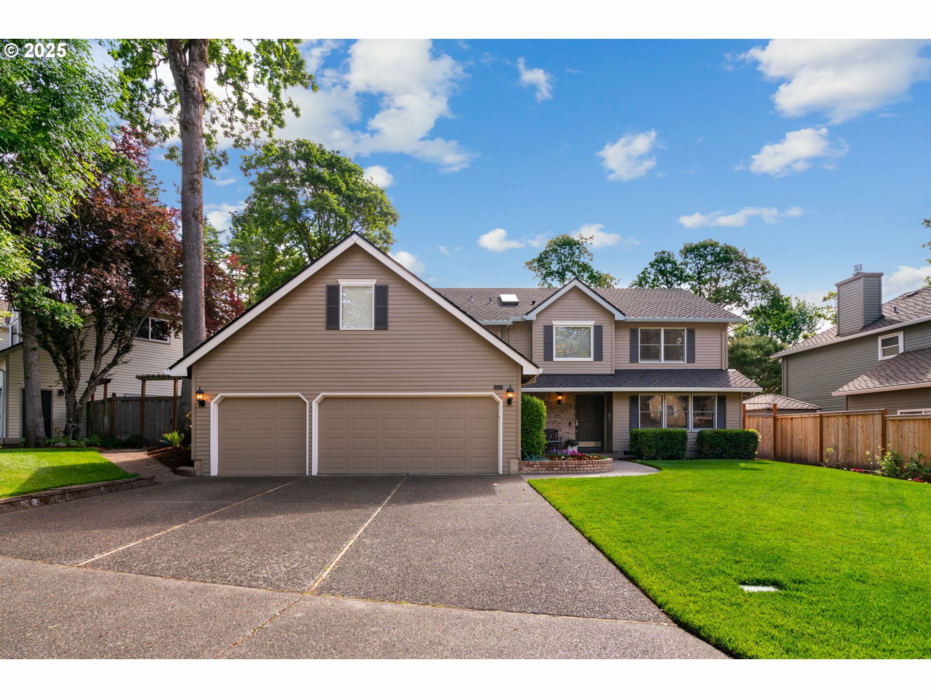 Property Photo: 14230 Amberwood Cir OR 97035