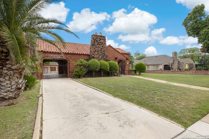 Property Photo: 2150 W Summit Avenue TX 78201