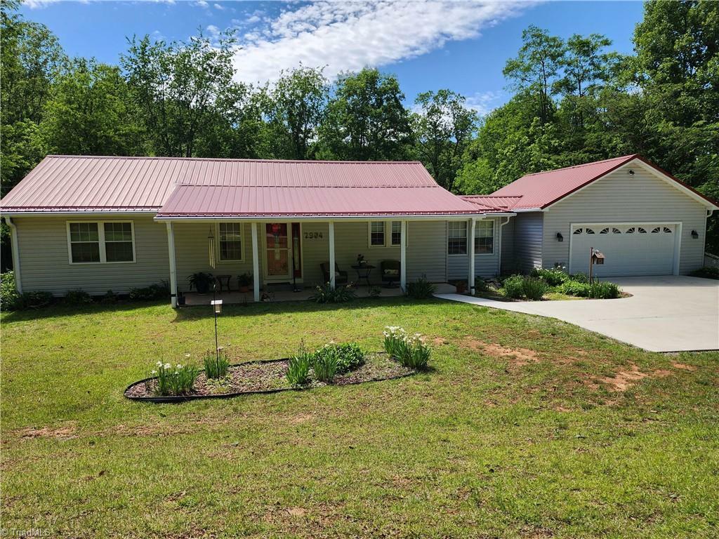 Property Photo: 2904 E Brocktown Road NC 28654