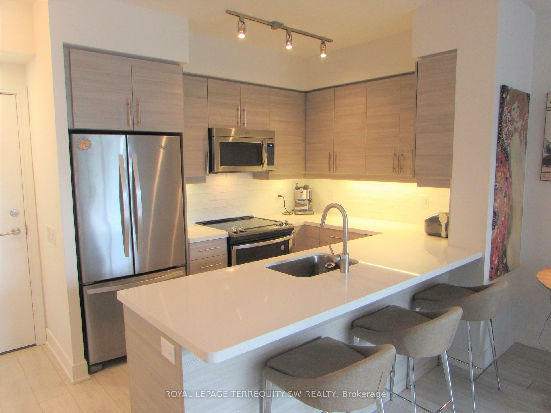 Property Photo: 525 Adelaide Street W 1519 ON M5V 3W8