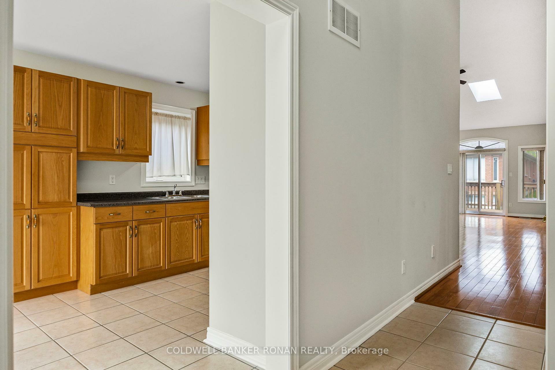 Property Photo: 8 Malibu Manor W 9 ON L9R 2C1
