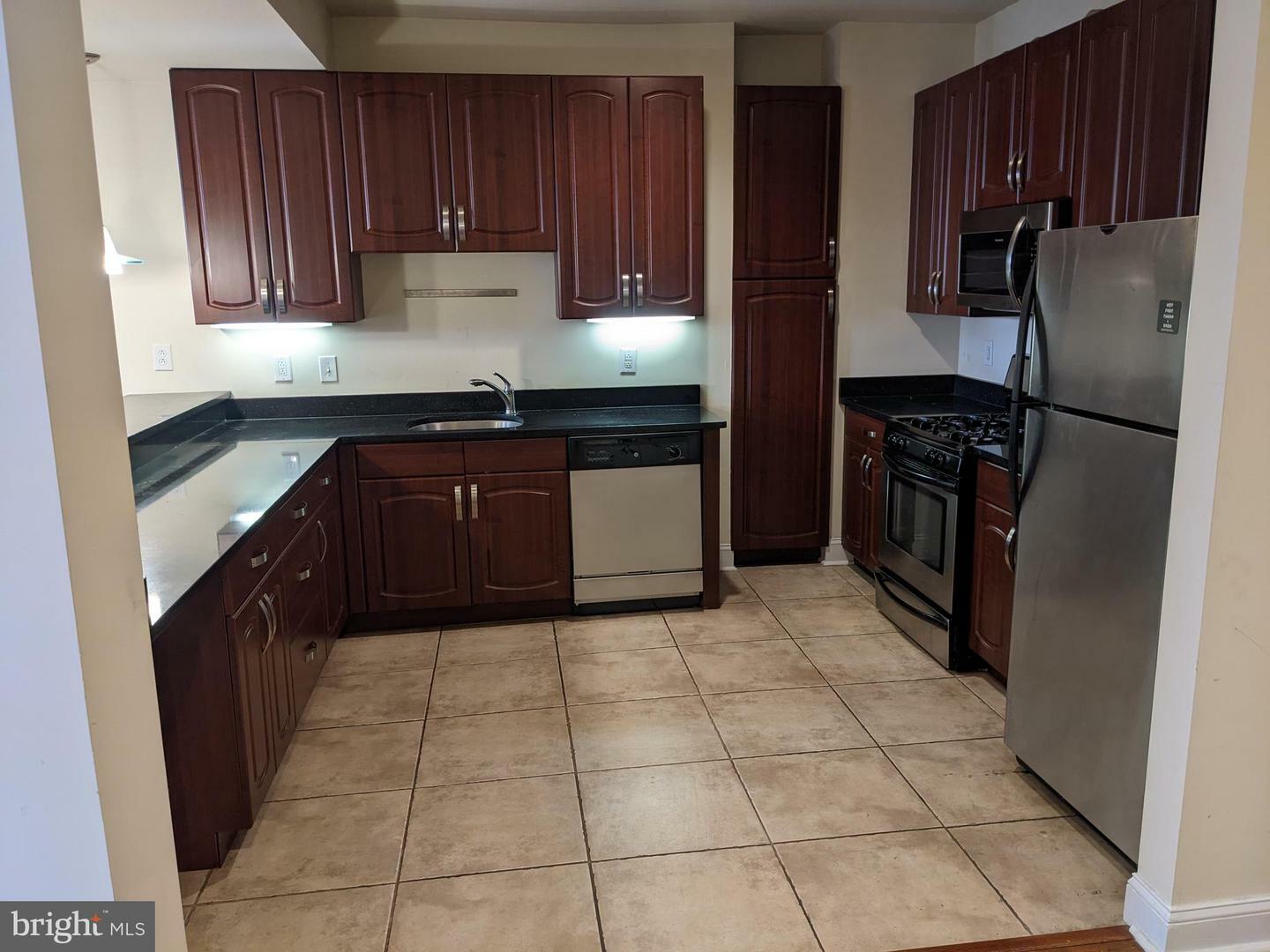 Property Photo: 707 Chestnut Street Apt 4F PA 19106