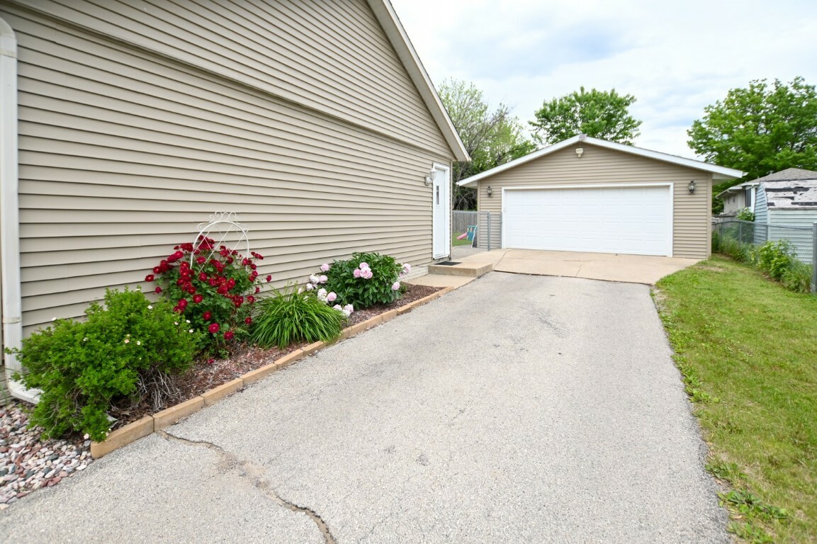 Property Photo: 607 Bartlet Court NW IA 52405