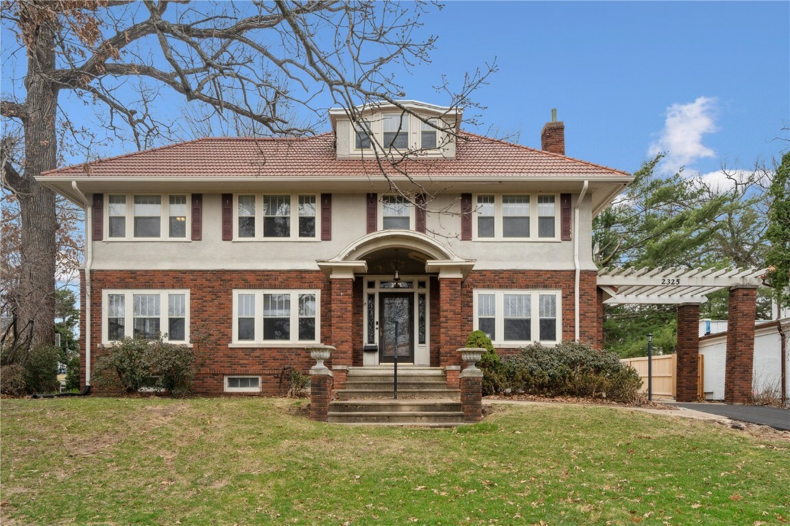 Property Photo: 2325 Grande Avenue SE IA 52403