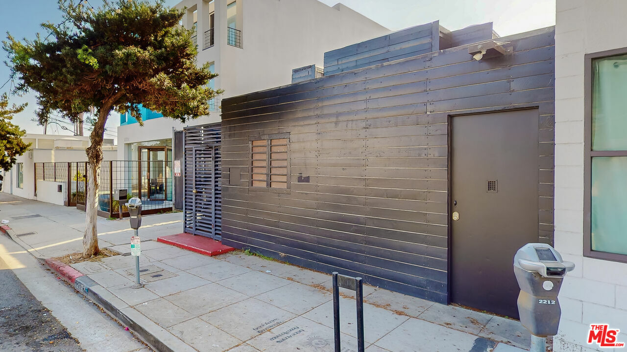 Property Photo: 2222 Main St CA 90405