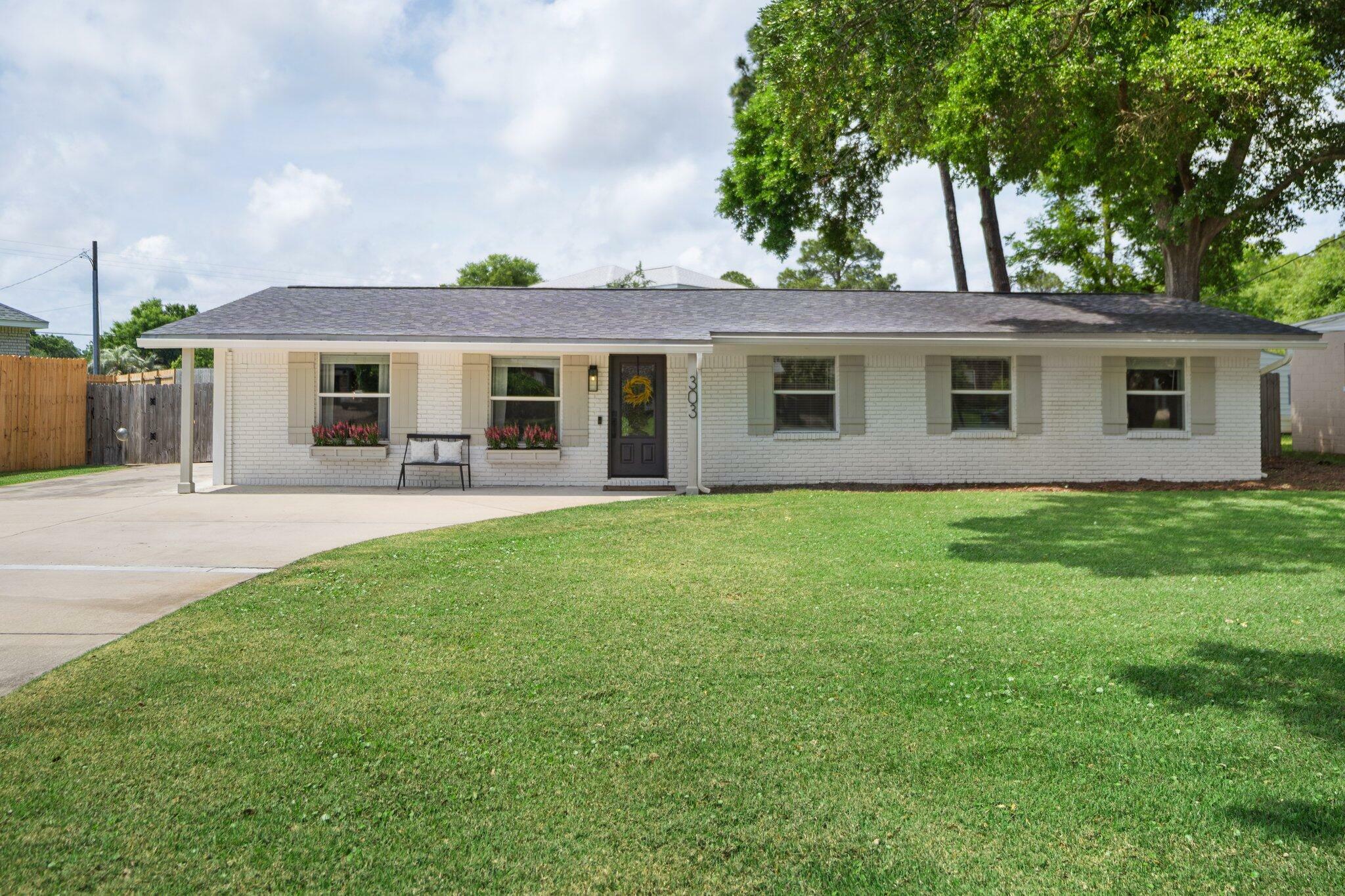 Property Photo: 303 NE Ohio Place FL 32548
