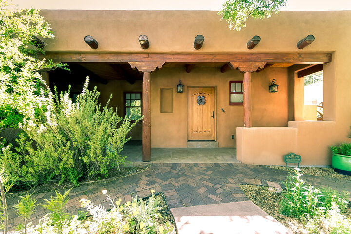 Property Photo:  1420 Jefferson Street NE  NM 87110 