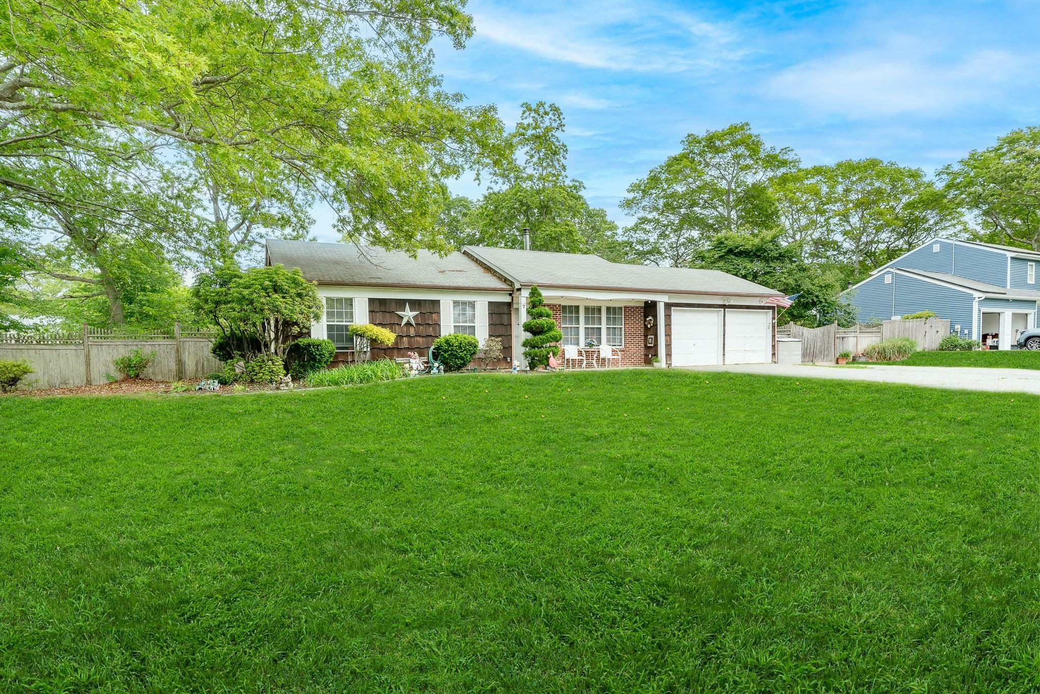 Property Photo:  7 Cedar Heights Drive  NY 11961 