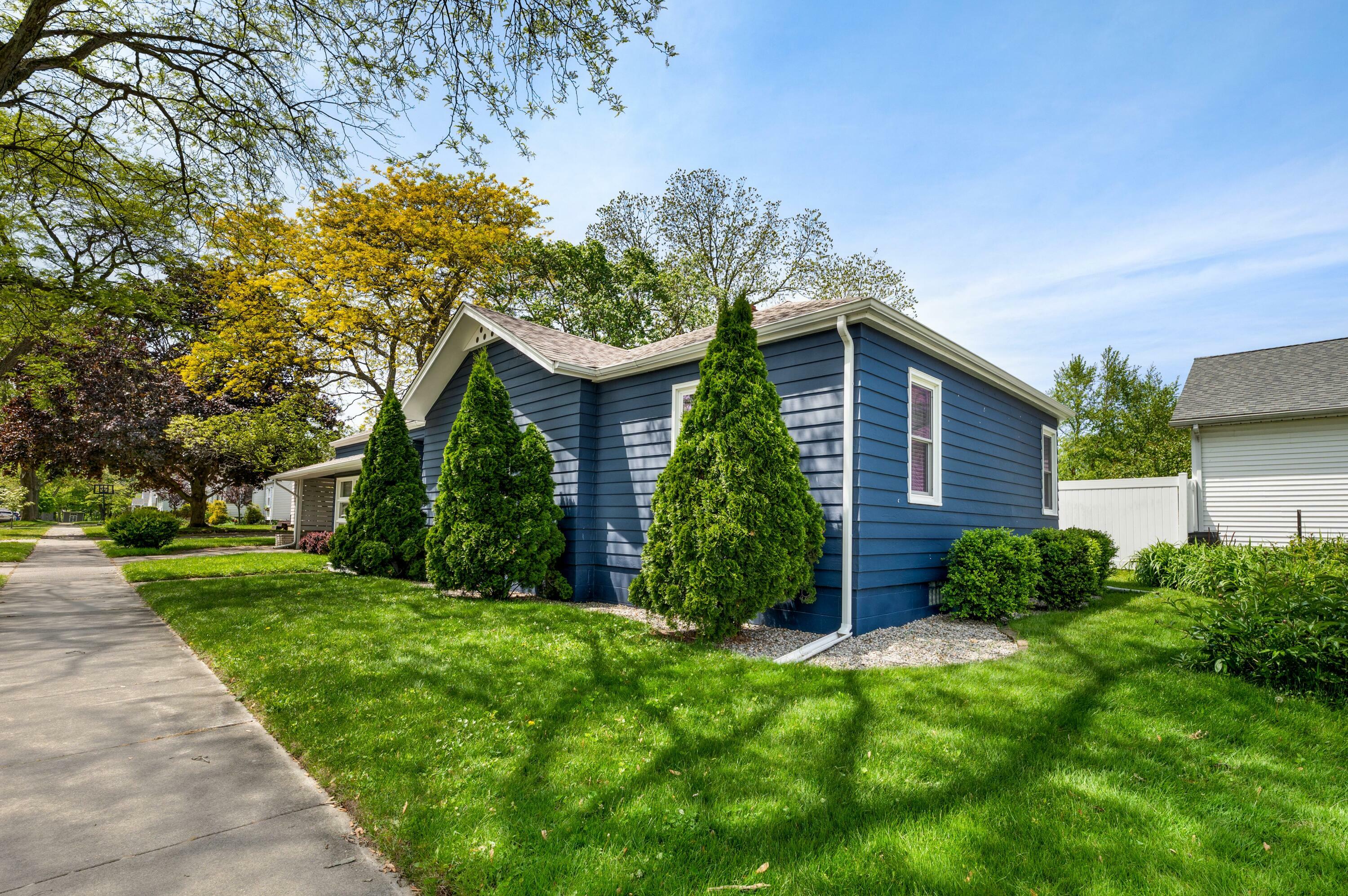 Property Photo:  1223 Mohawk Lane  MI 49085 