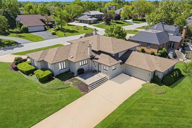 Property Photo: 2 Hamilton Lane IL 60523