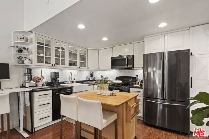 Property Photo: 16824 Shinedale Drive CA 91387
