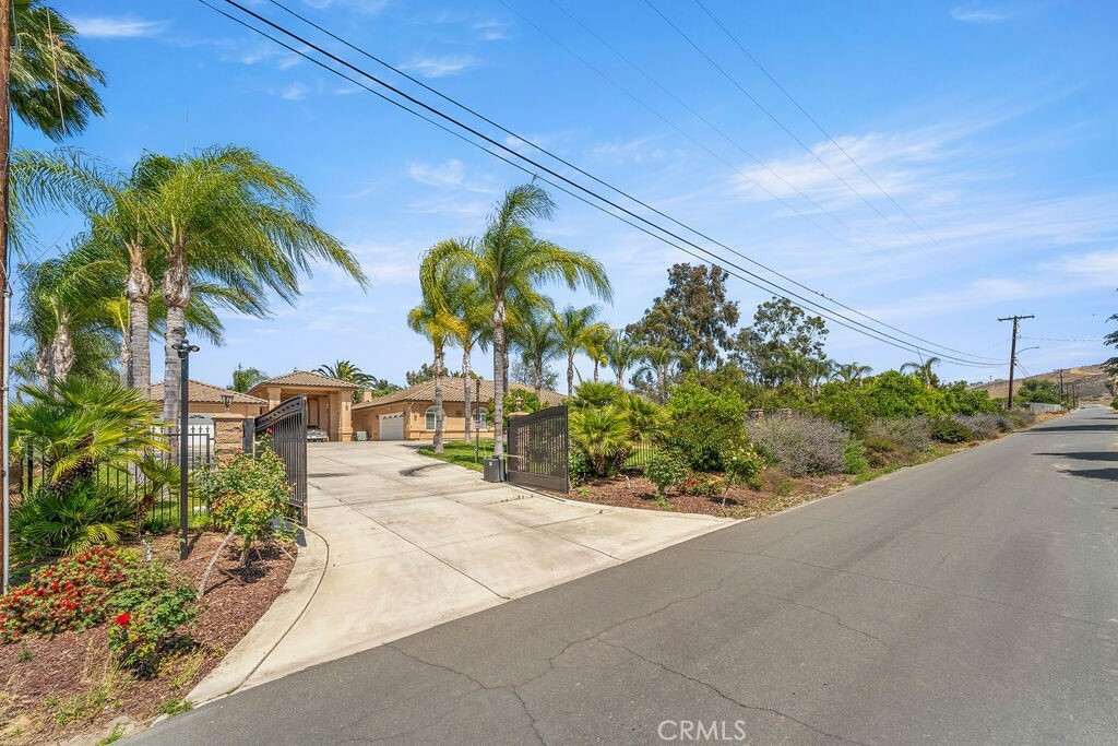 Property Photo: 2189 Myers Street CA 92503