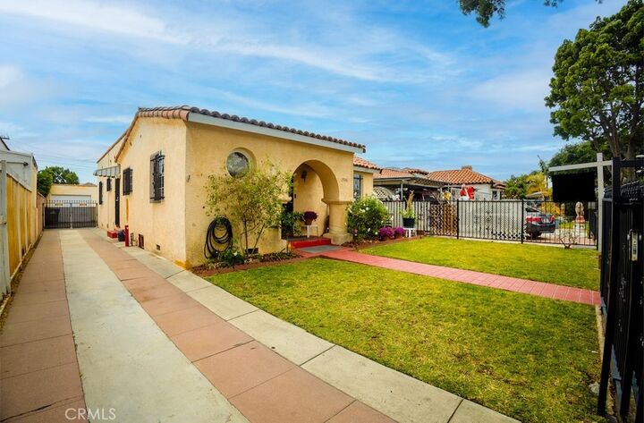 Property Photo:  2946 Missouri Avenue  CA 90280 