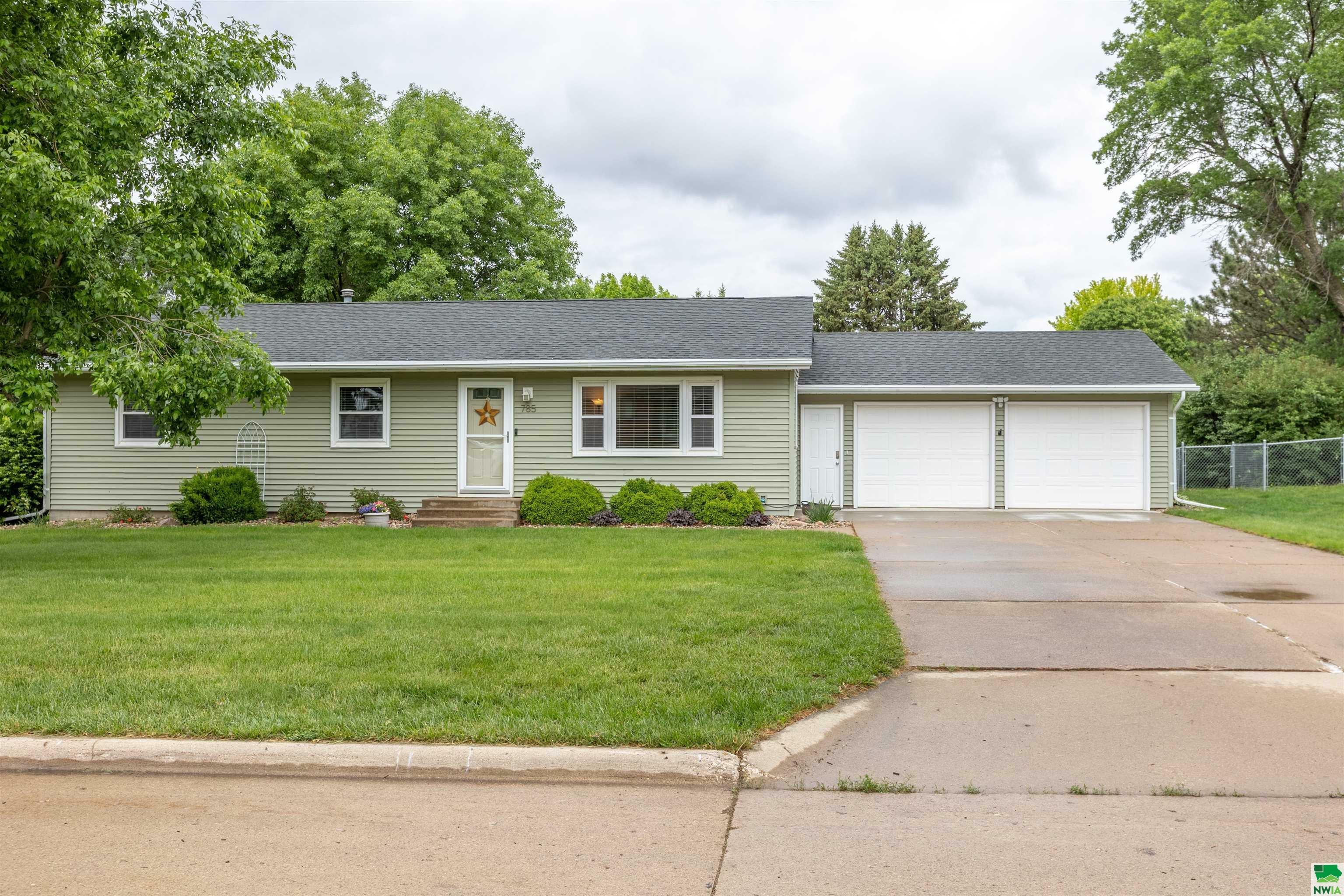Property Photo:  785 Glen Drive  IA 51039 