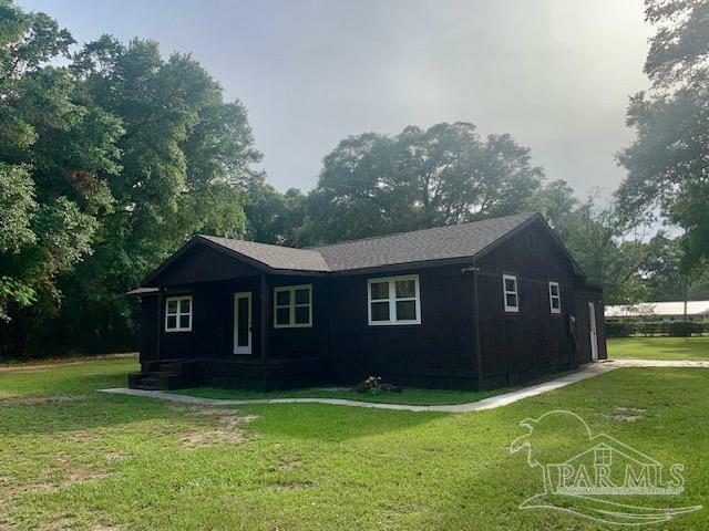 Property Photo: 6171 Young Ln FL 32570