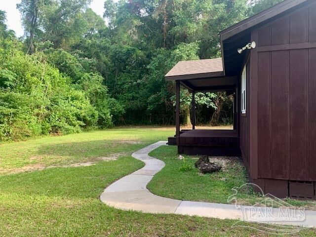 Property Photo: 6171 Young Ln FL 32570