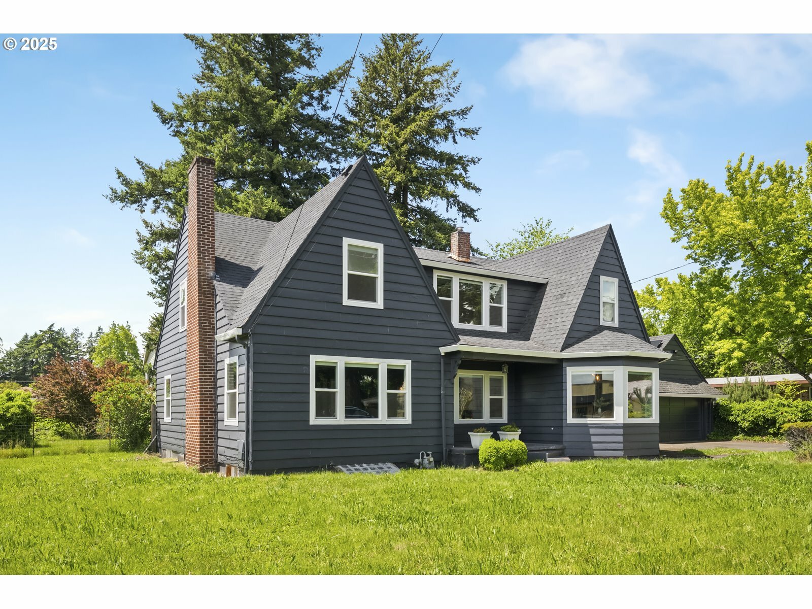 Property Photo: 421 SE 141st Ave OR 97233