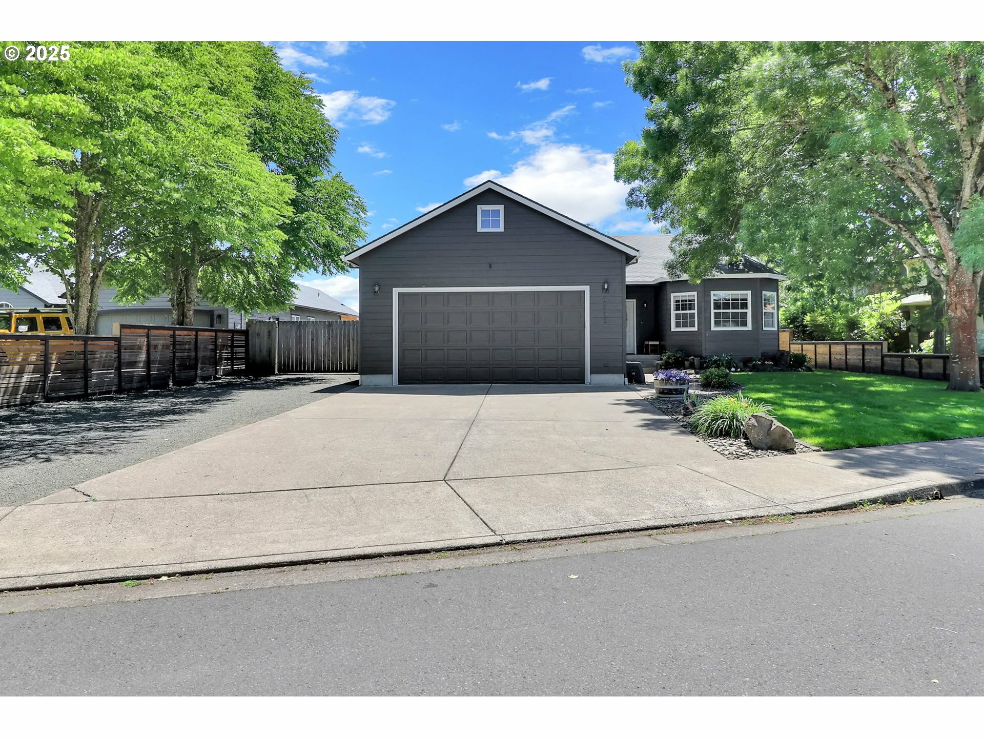 Property Photo: 1555 W 13th Ave OR 97448