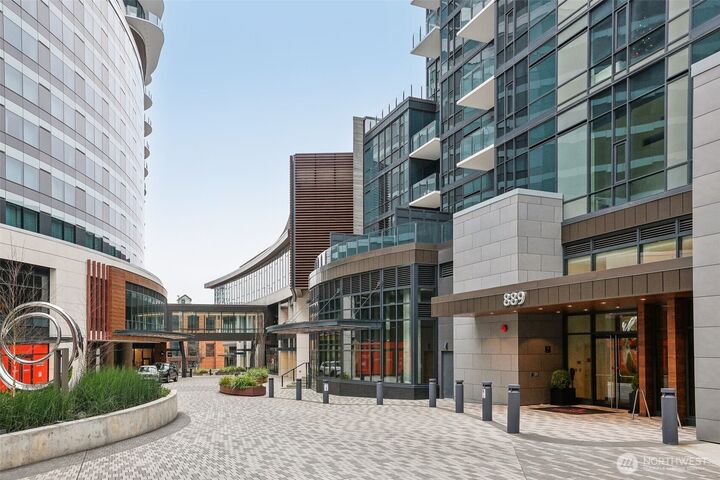 Property Photo: 889 Avenue Square NE 302 WA 98004