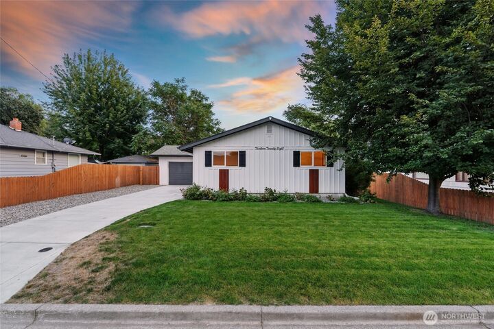 Property Photo: 1328 Dakota St WA 99362