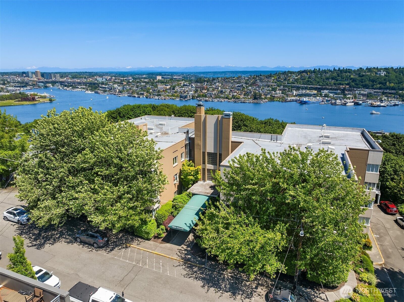 Property Photo:  1800  Taylor Avenue N 1  WA 98109