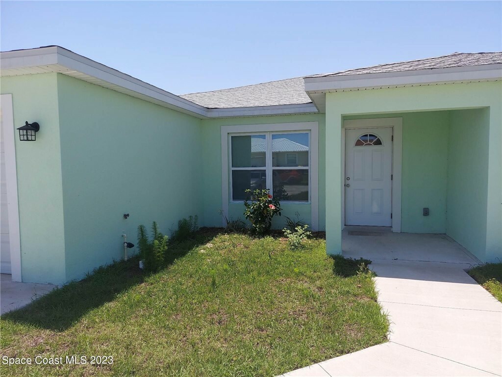 Property Photo: 821 Angela Avenue FL 32955