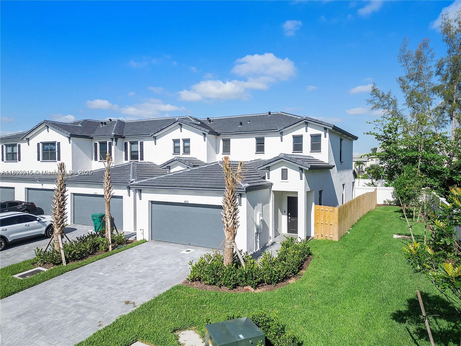 Property Photo: 4901 Oakmont 4901 FL 33312