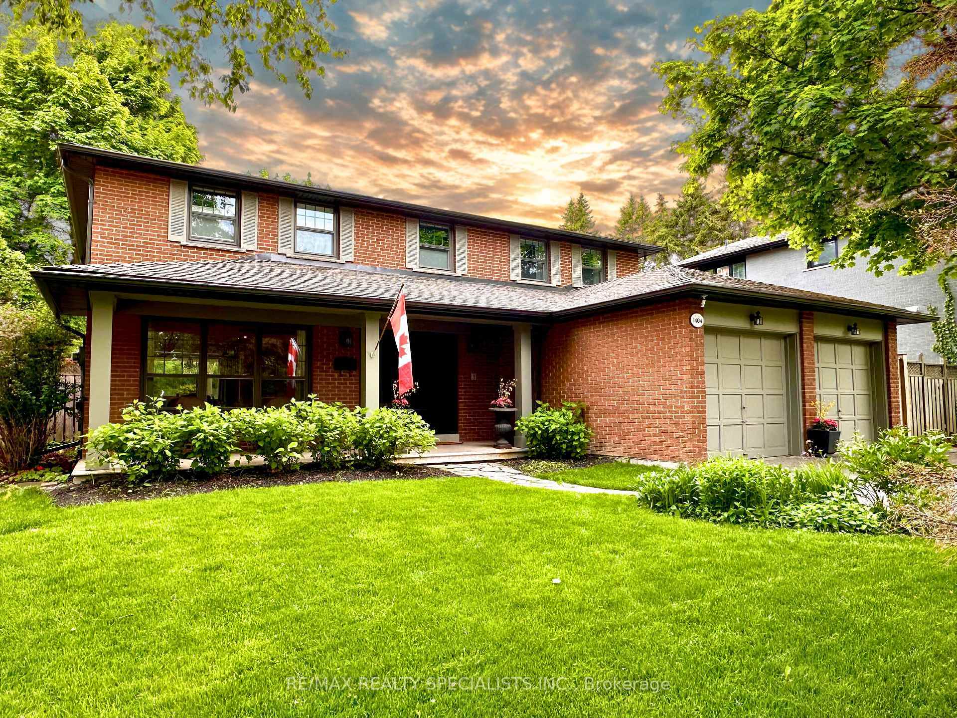 Property Photo: 1404 Tecumseh Park Drive ON L5H 2W6