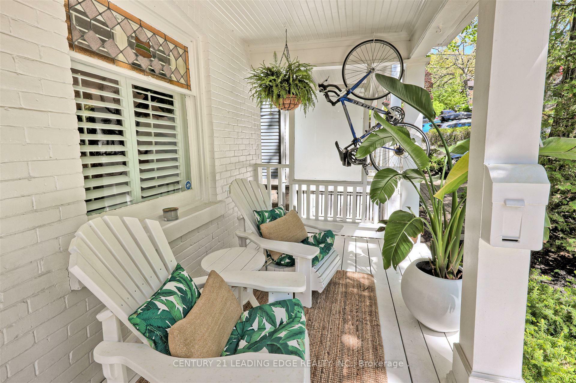 Photo de la propriété: 114 Silver Birch Avenue ON M4E 3L4