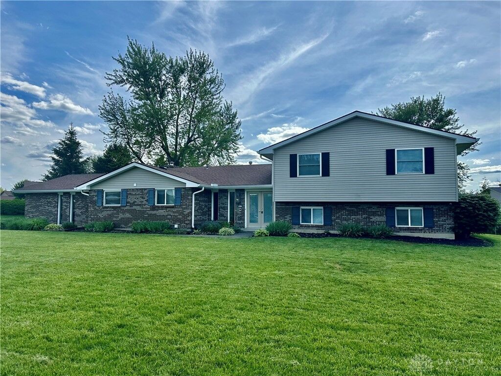 Property Photo: 2419 Meadow Green Drive OH 45431