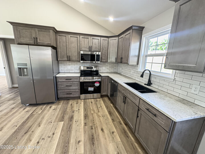 Property Photo:  400 Strawberry Ln  KY 42754 