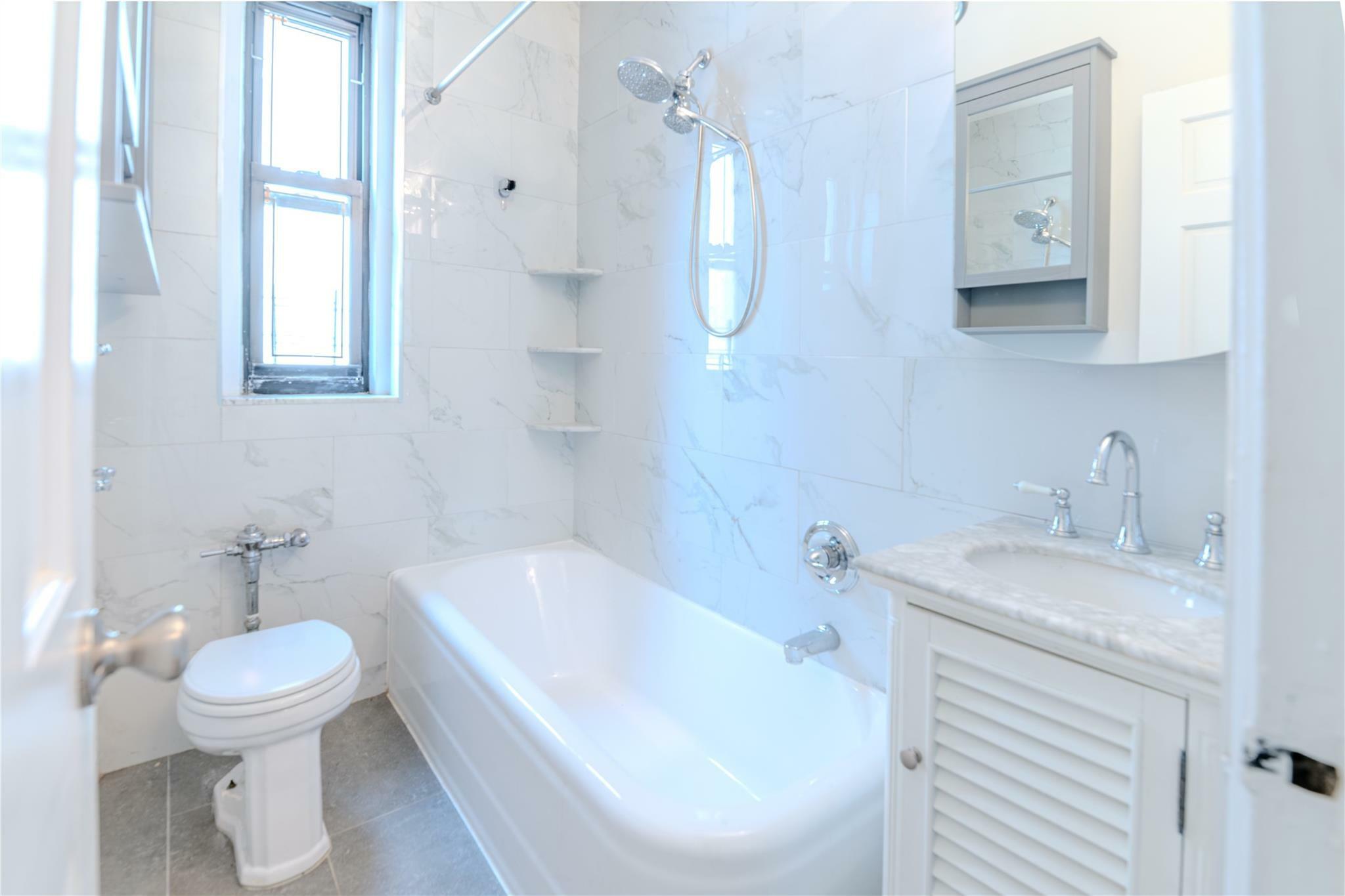 Property Photo:  190 East Mosholu Parkway South 3H  NY 10458 
