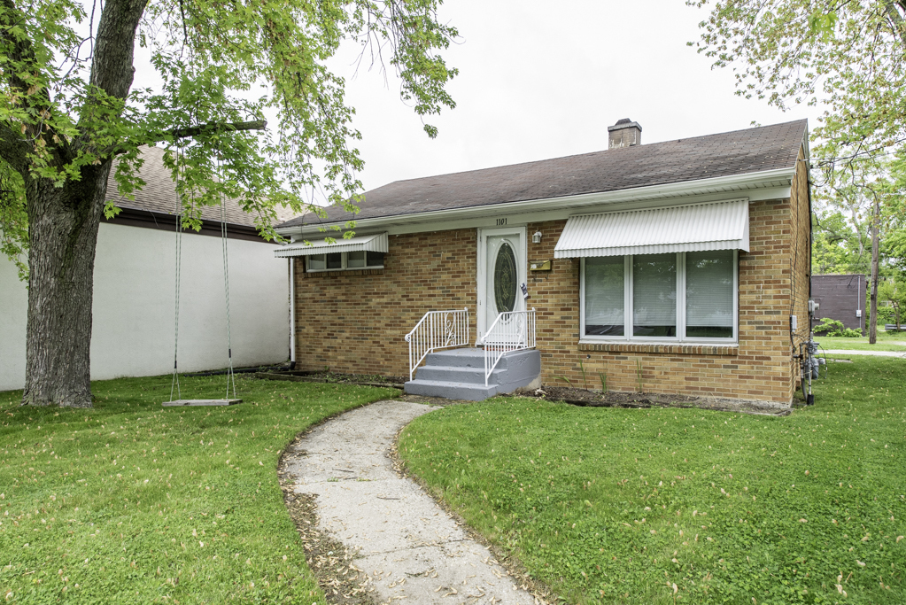Property Photo:  1101 Pine Street  IL 60085 