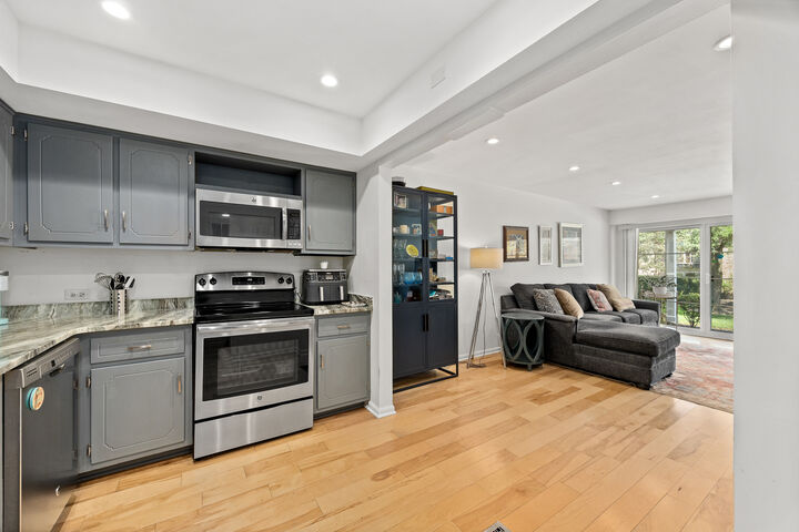 Property Photo:  128 Carriage Way Drive 116B  IL 60527 