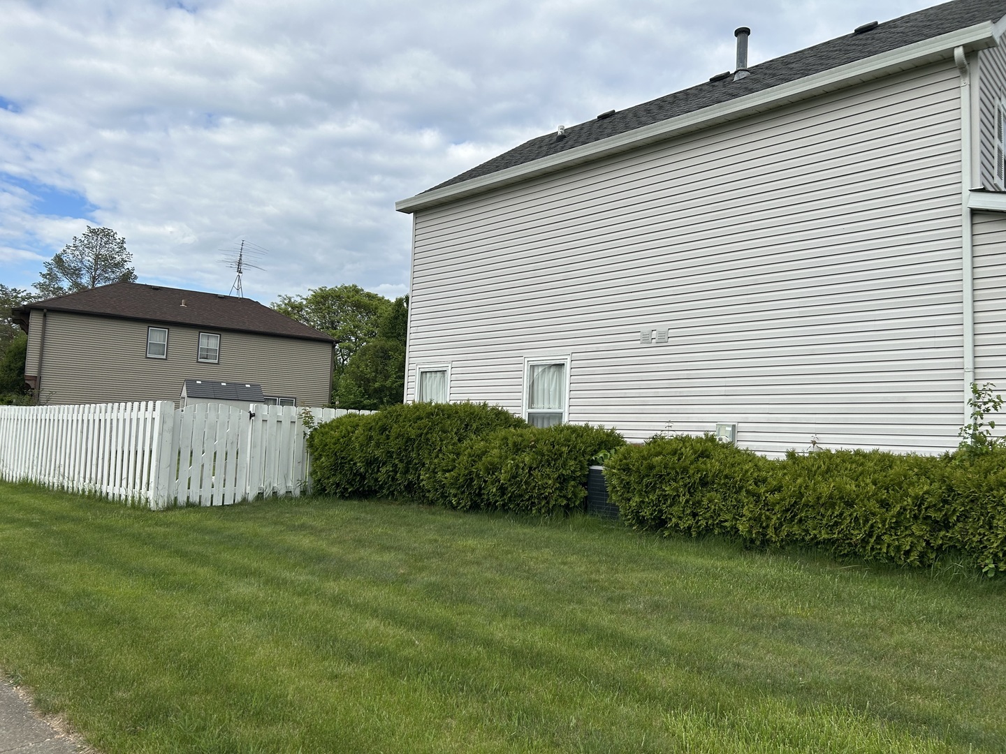 Property Photo: 1312 Darlington Court IL 60169